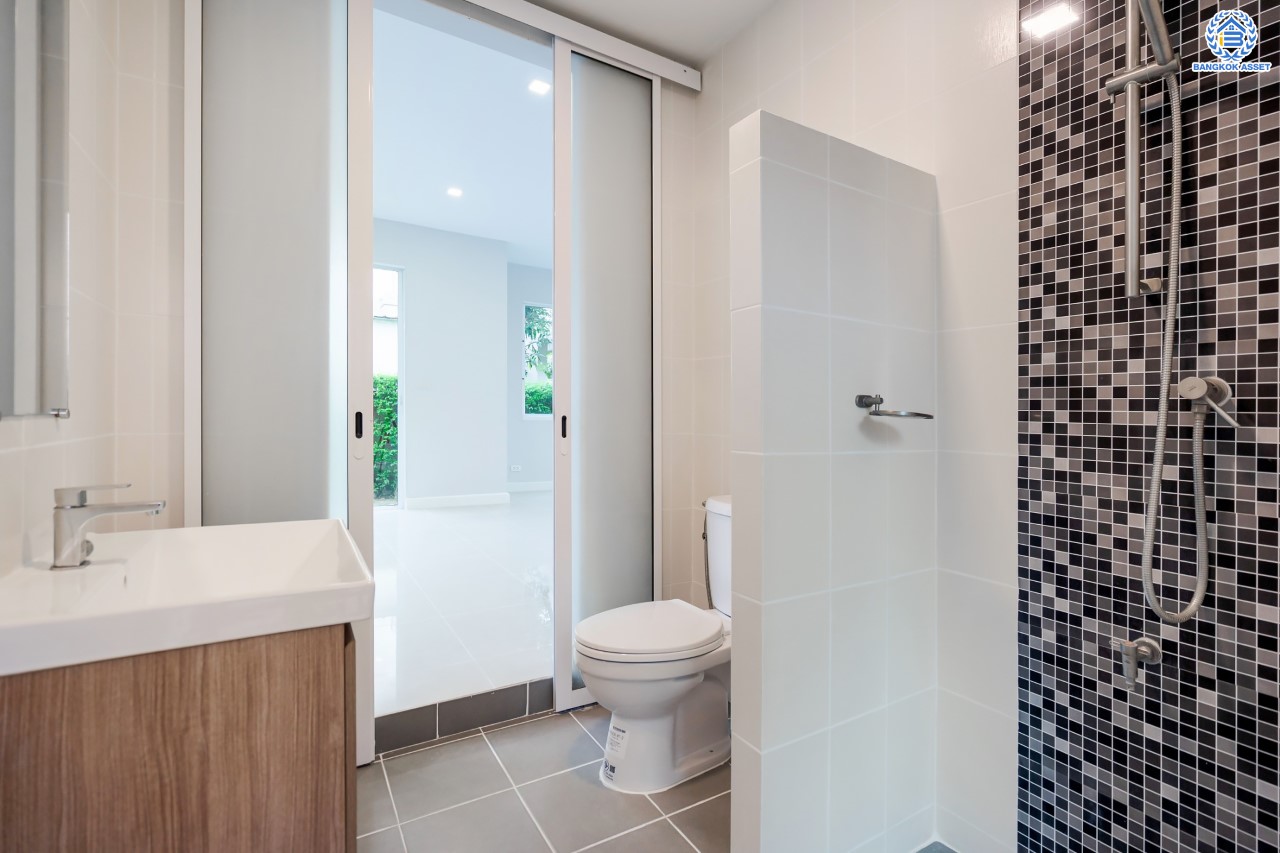 บ้านเดี่ยวมือสองนนทบุรี ม.ฮาบิเทีย ราชพฤกษ์-345 จากแบรนด์คุณภาพ Sansiri เนื้อที่ 50 ตร.ว. ฟังก์ชัน 3 ห้องนอน 2 ห้องน้ำ จอดรถได้ 2 คัน บนทำเลติดถนนใหญ่ 345 พร้อมเชื่อมสู่ราชพฤกษ์, แจ้งวัฒนะ และติวานนท์ ฯลฯ ได้อย่างรวดเร็ว ใกล้ทางด่วน "ศรีสมาน" และรายล้อมด้วยสิ่งอำนวยความสะดวกครบ